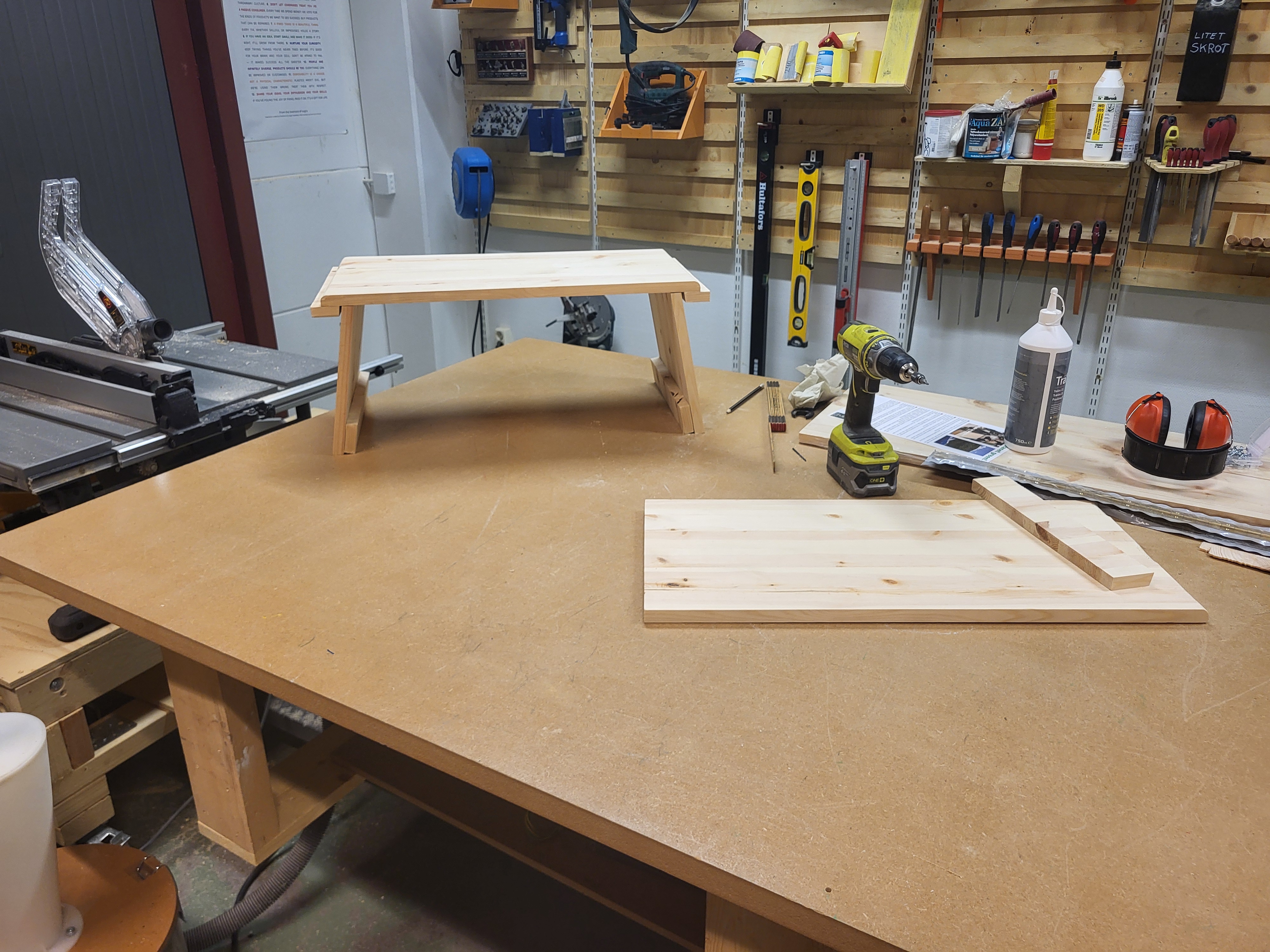 The finished table, side view