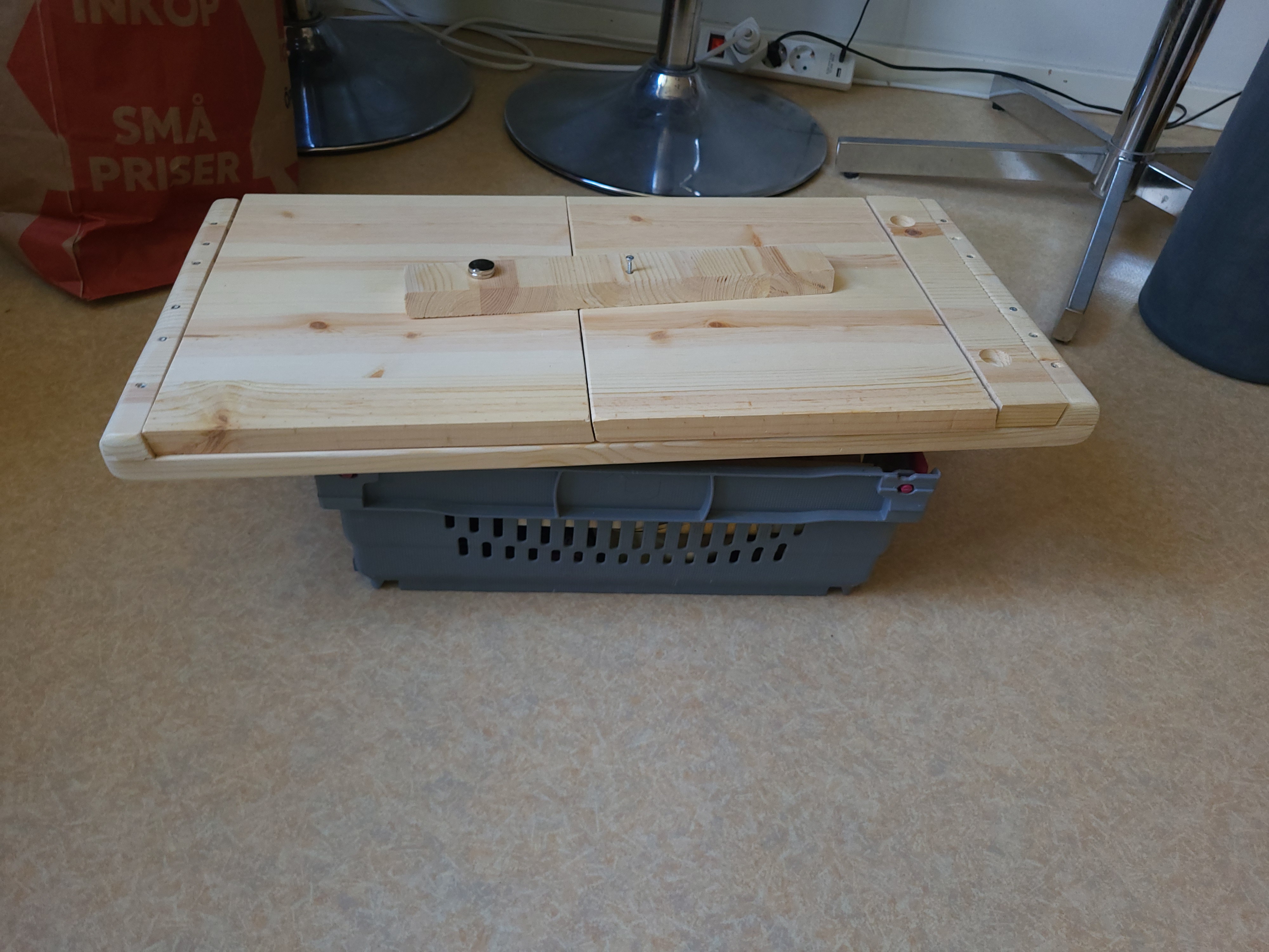 Gluing stage with clamps